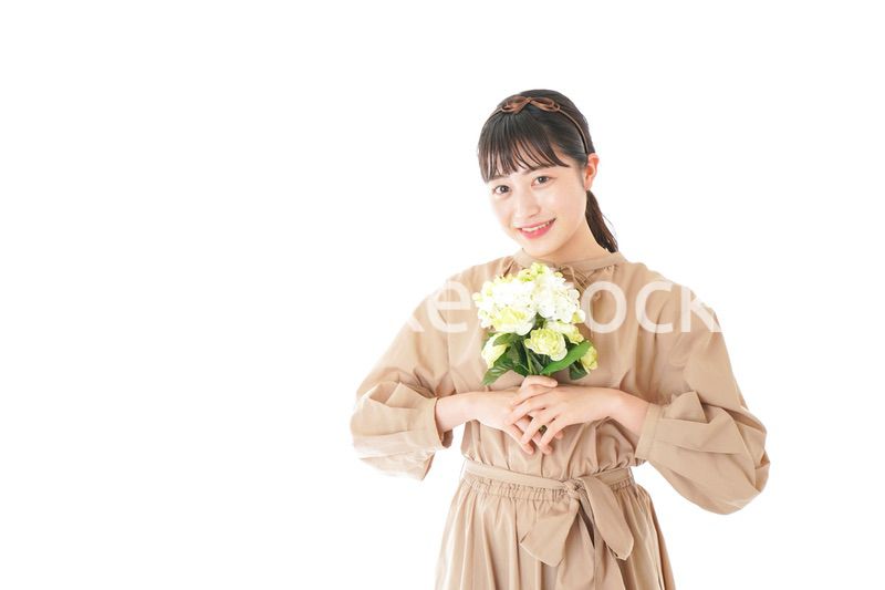 笑顔で花束を持つ若い女性