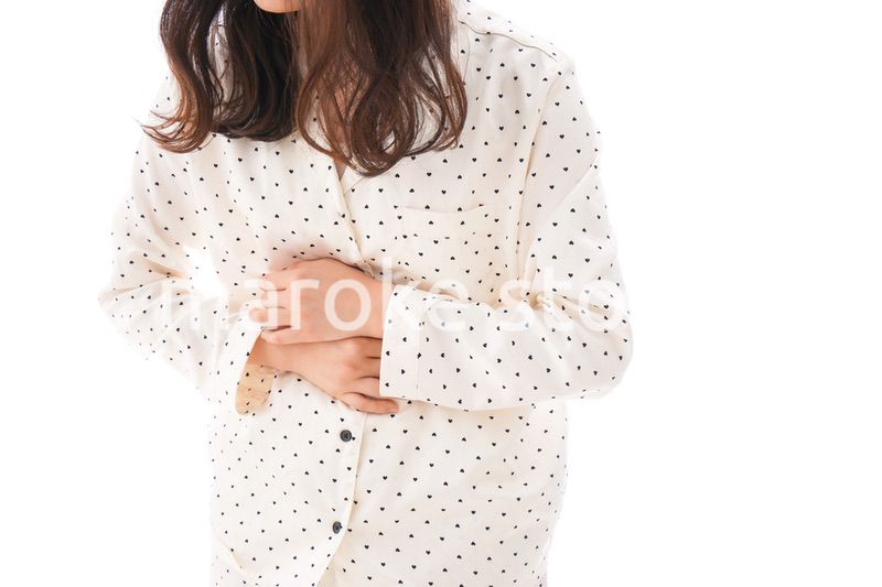 腹痛で苦しむ若い女性