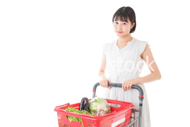 スーパー買い物をする若い女性