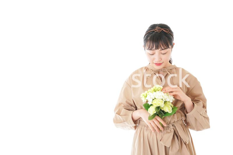 笑顔で花束を持つ若い女性