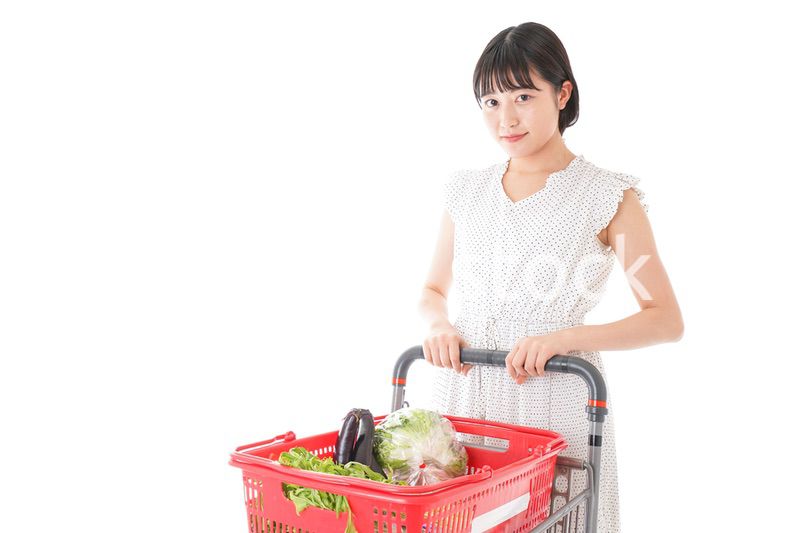 スーパーで買い物をする若い女性