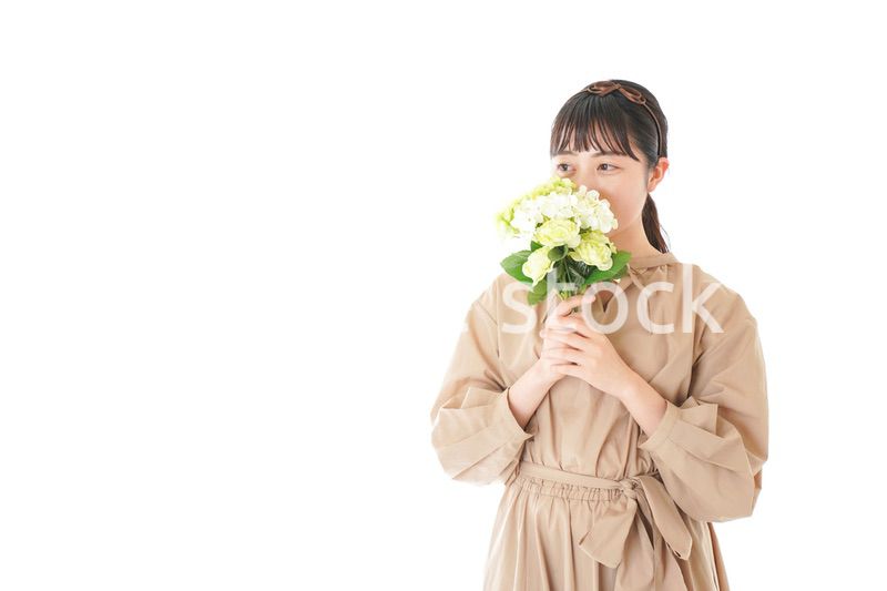 笑顔で花束を持つ若い女性