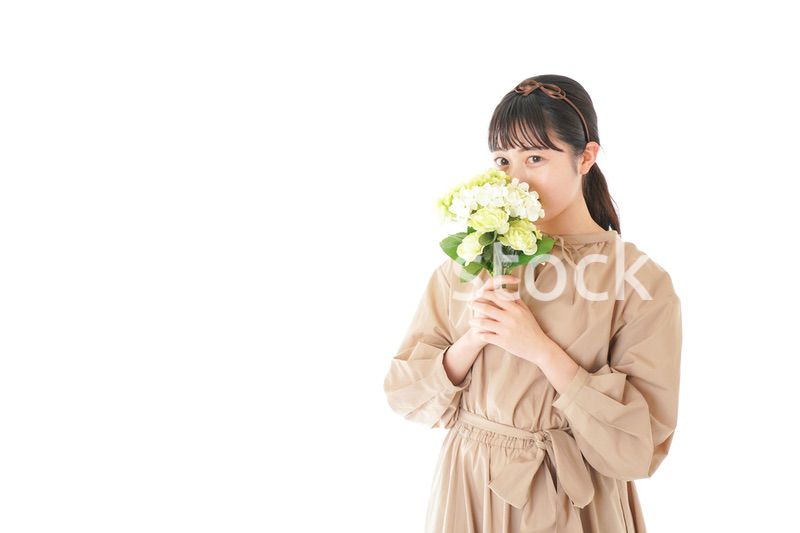 笑顔で花束を持つ若い女性