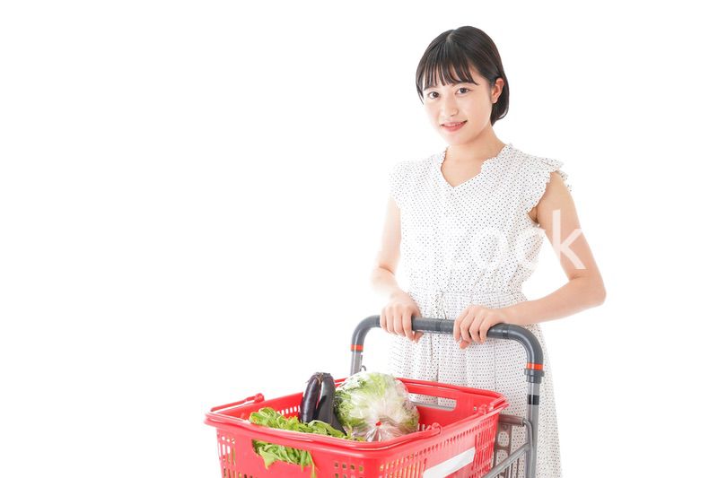 スーパー買い物をする若い女性
