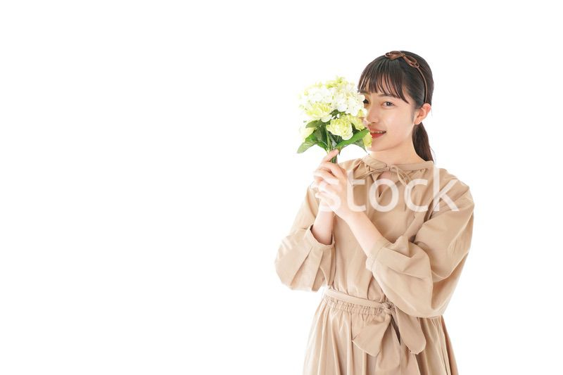 笑顔で花束を持つ若い女性