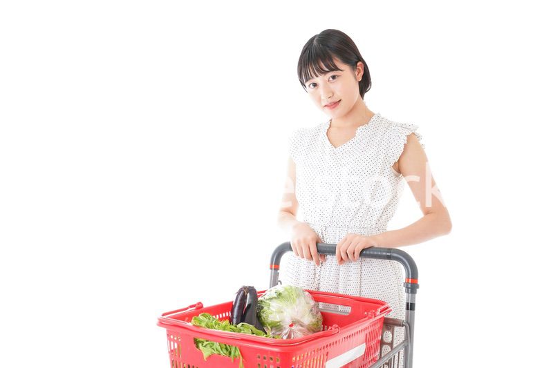 スーパー買い物をする若い女性