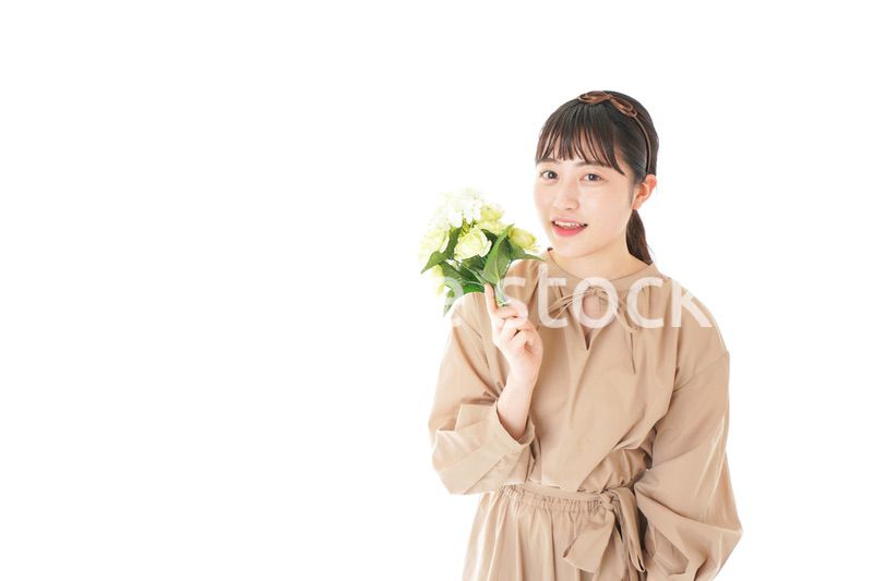 笑顔で花束を持つ若い女性