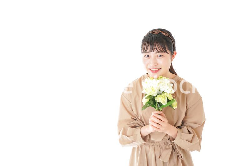 笑顔で花束を持つ若い女性