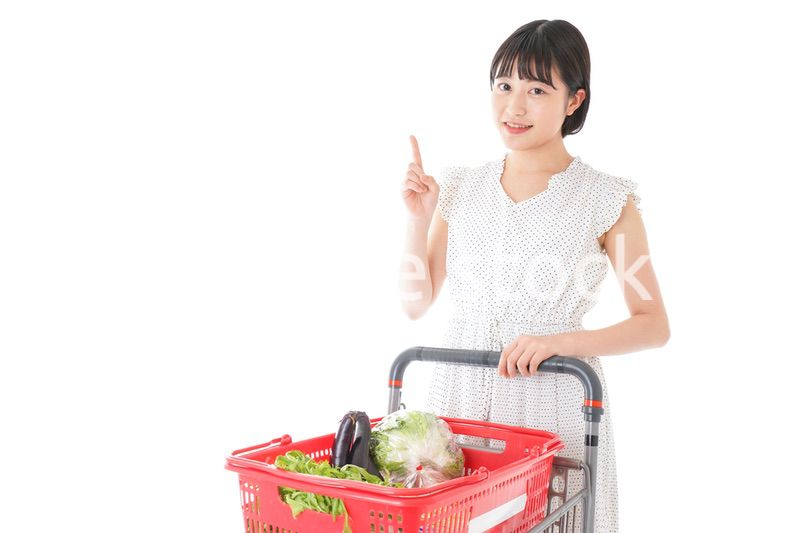 スーパーでポイントを指差す若い女性