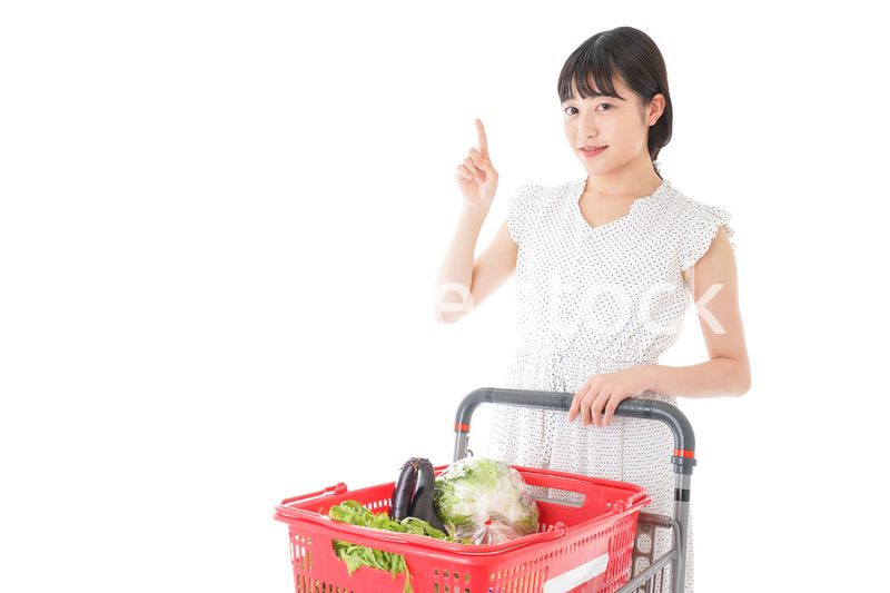 スーパーでポイントを指差す若い女性