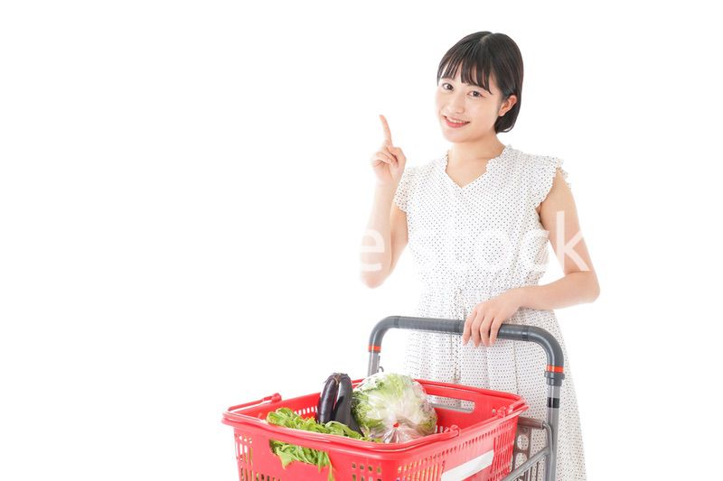 スーパーでポイントを指差す若い女性