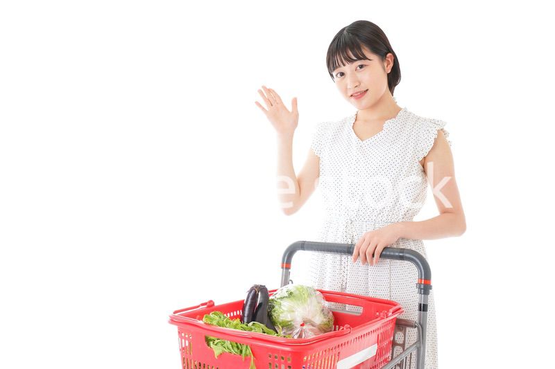 スーパーでポイントを指差す若い女性