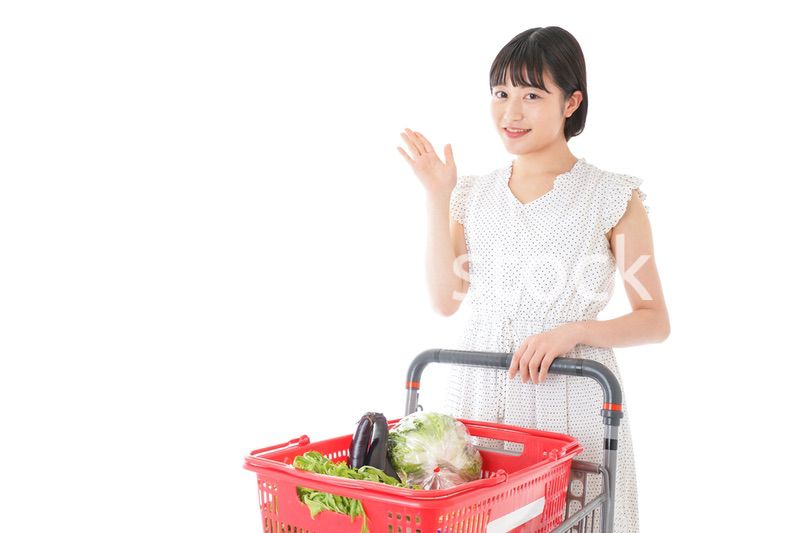 スーパーでポイントを指差す若い女性