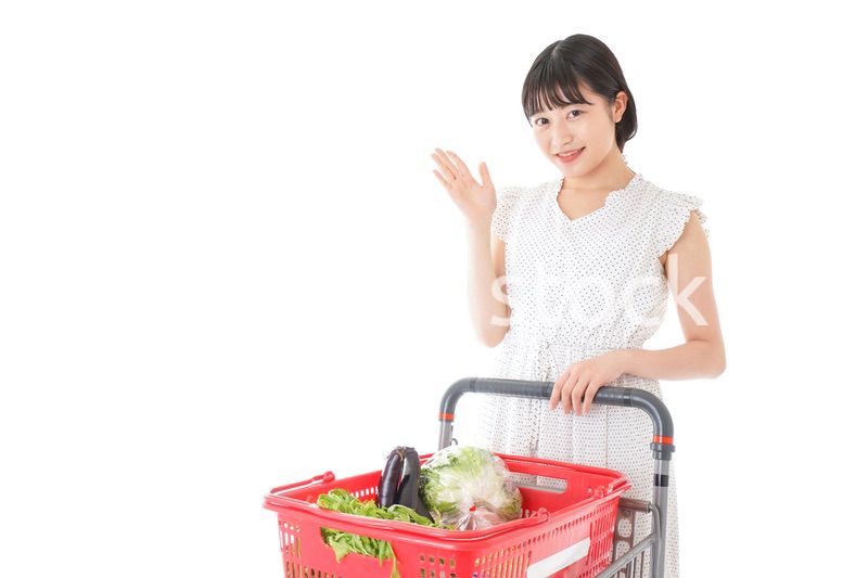 スーパーでポイントを指差す若い女性