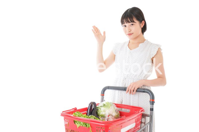スーパーでポイントを指差す若い女性