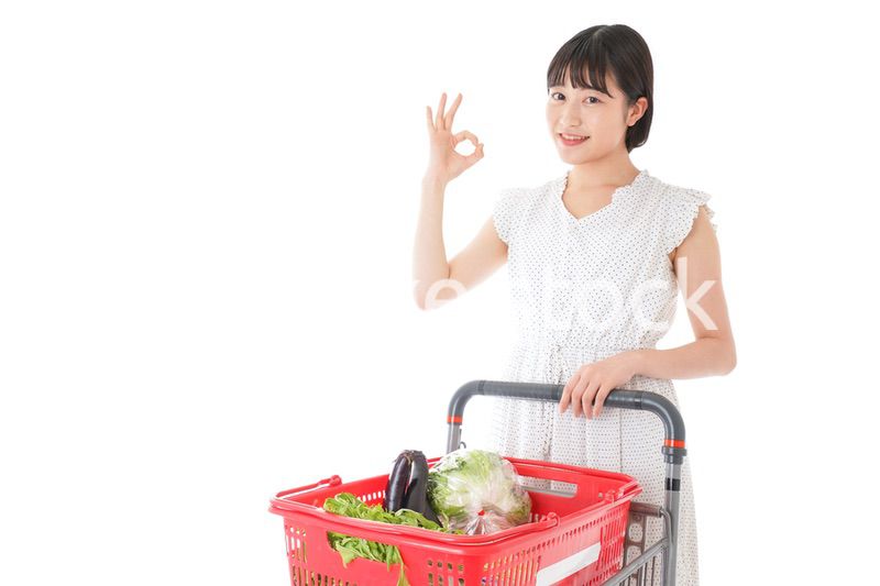 スーパーでOKサインをする若い女性