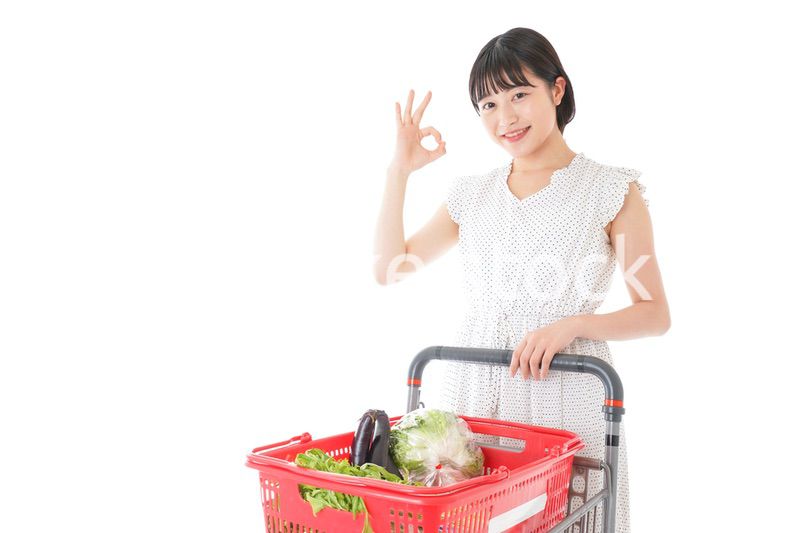 スーパーでOKサインをする若い女性
