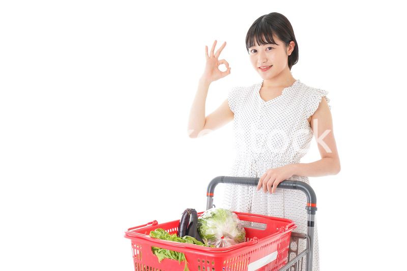 スーパーでOKサインをする若い女性