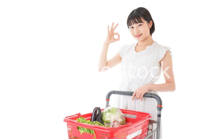 スーパーでOKサインをする若い女性