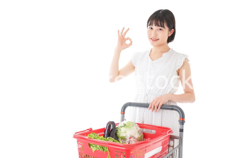 スーパーでOKサインをする若い女性
