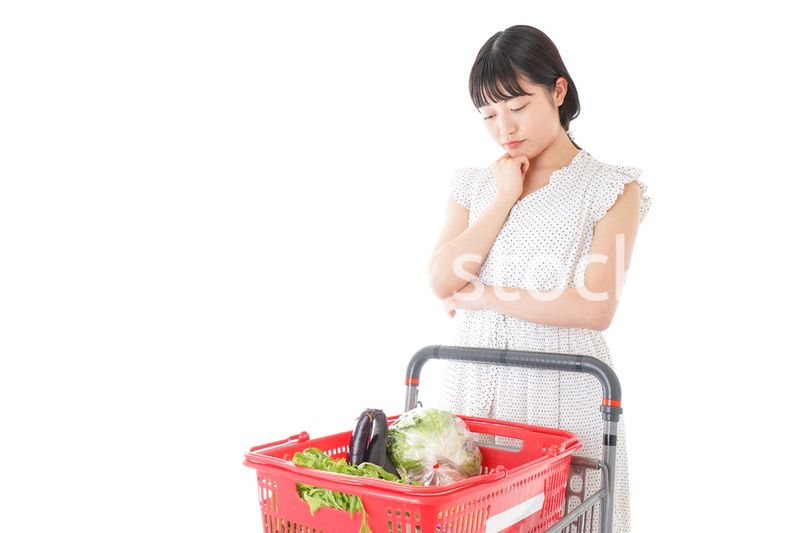スーパーで考える若い女性