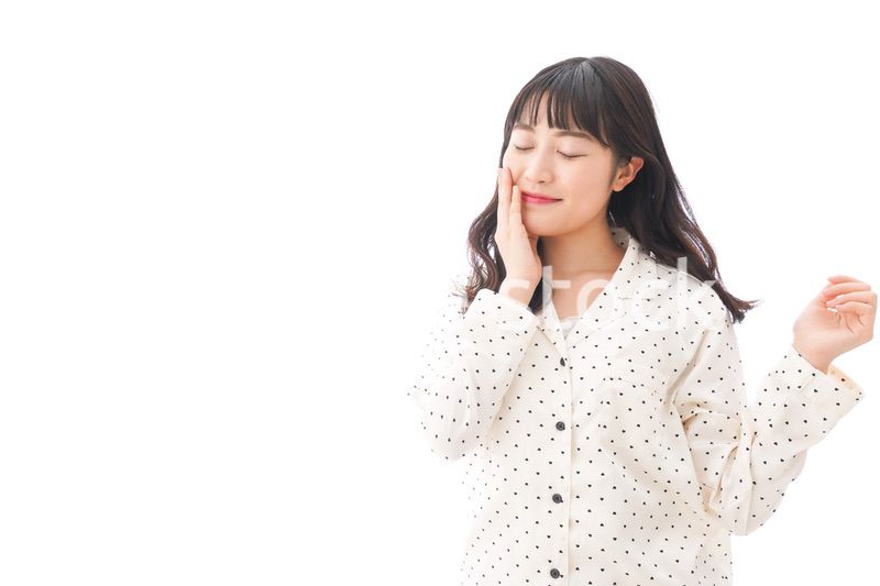 目覚める若い女性