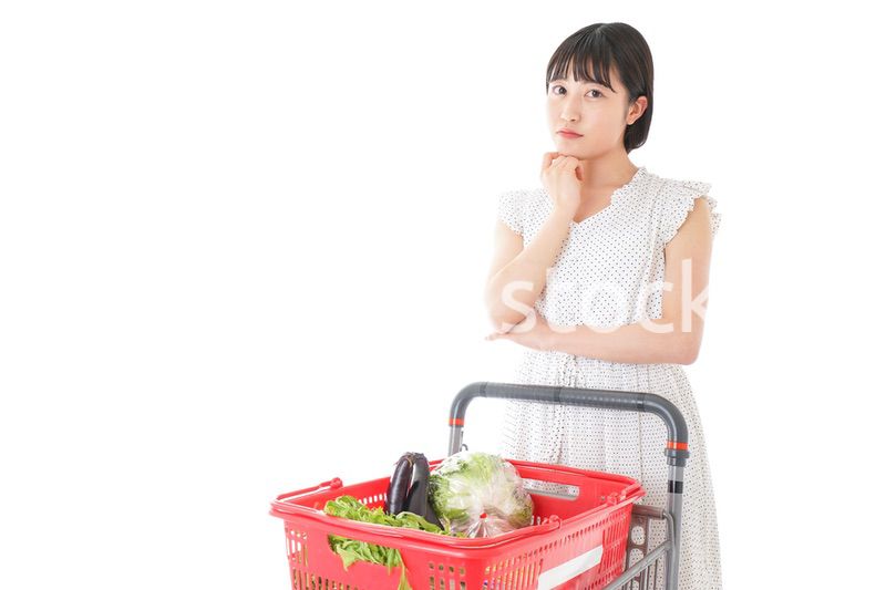 スーパーで考える若い女性