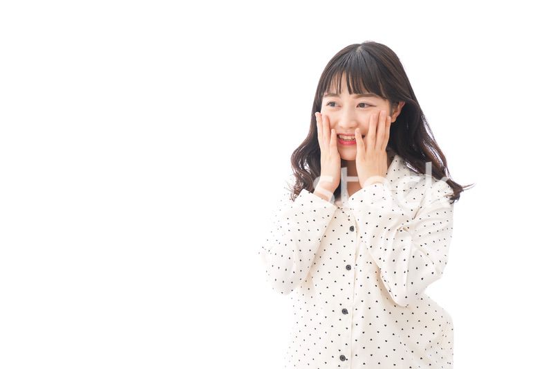 目覚める若い女性