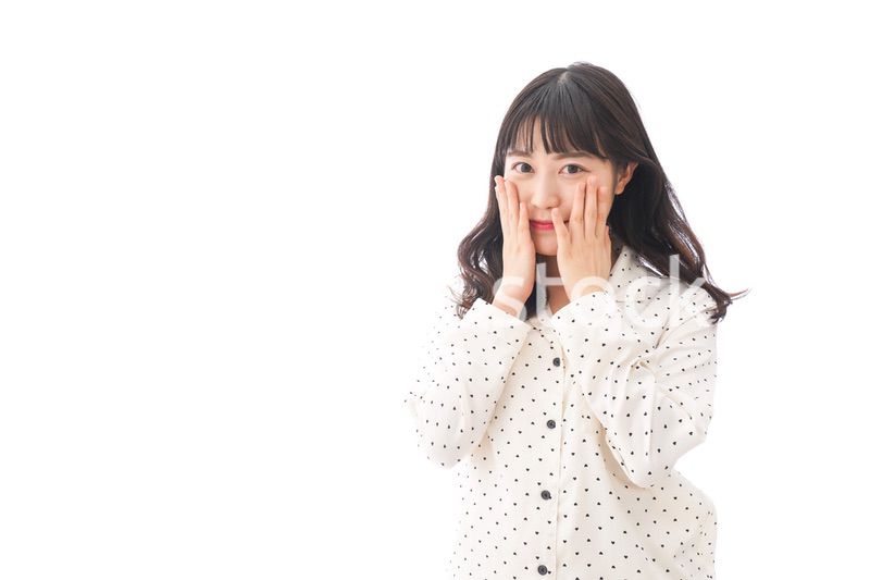 目覚める若い女性