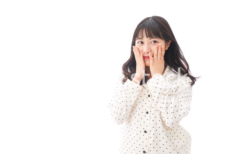 目覚める若い女性