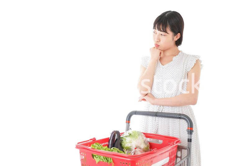 スーパーで考える若い女性