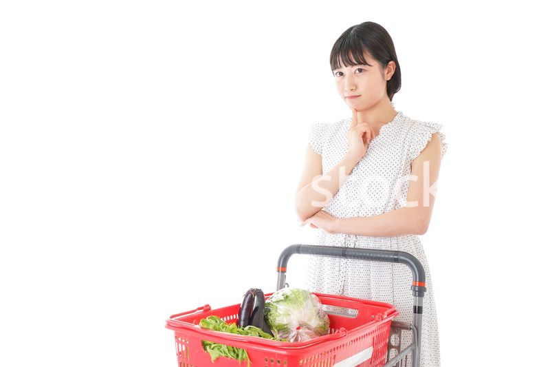 スーパーで考える若い女性