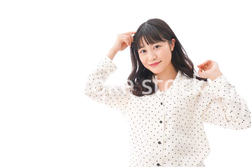 目覚める若い女性