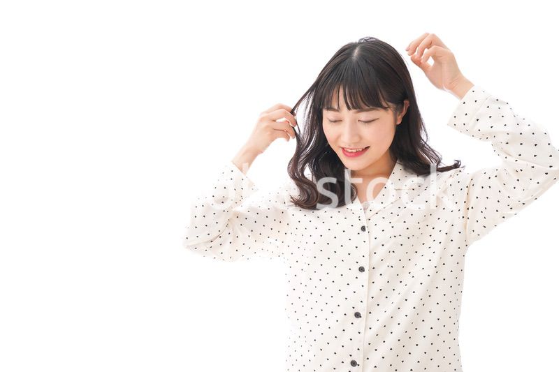 目覚める若い女性