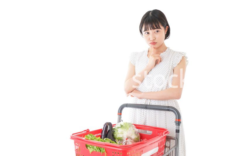 スーパーで考える若い女性