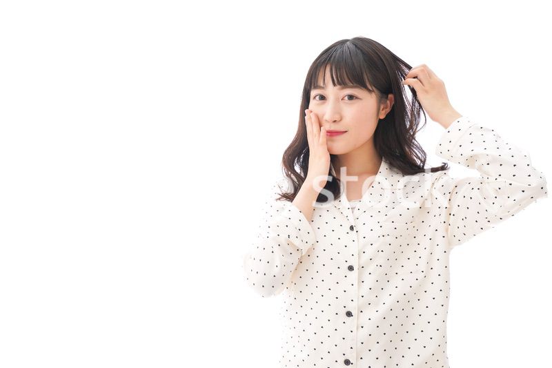 目覚める若い女性