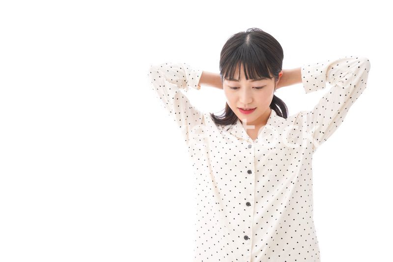 目覚める若い女性