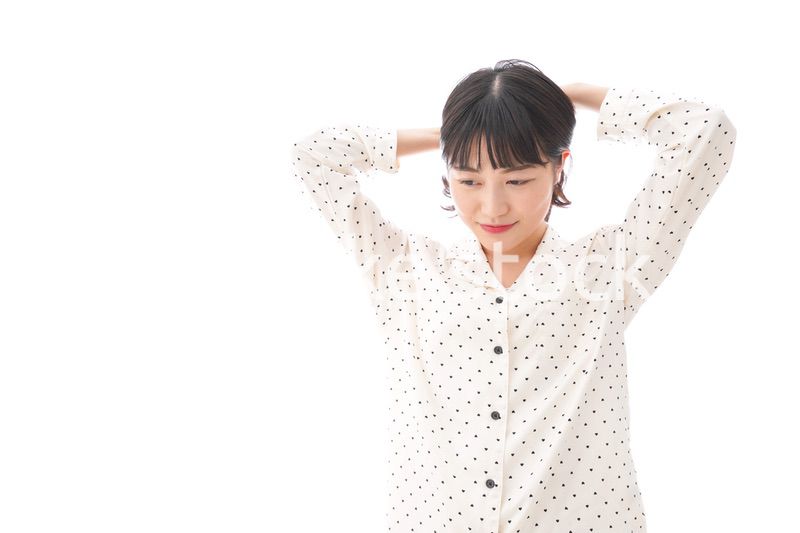 目覚める若い女性