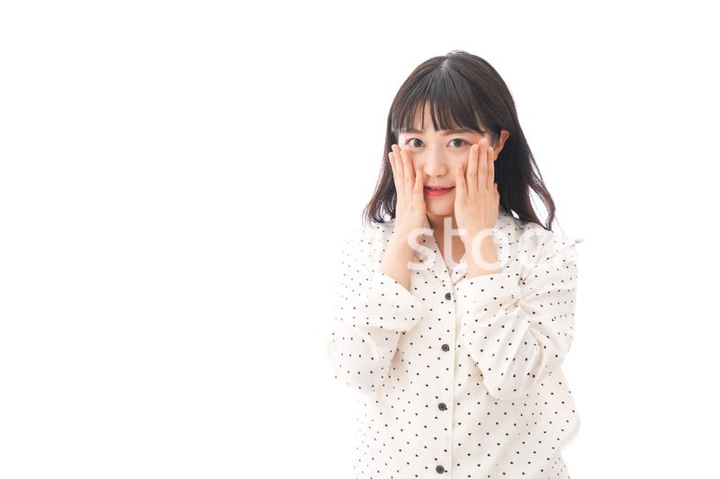 目覚める若い女性