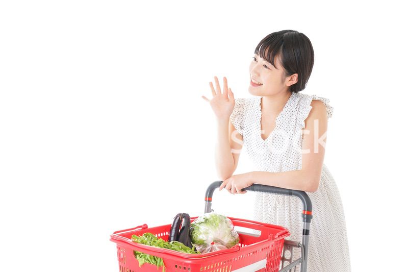 スーパー買い物をする若い女性