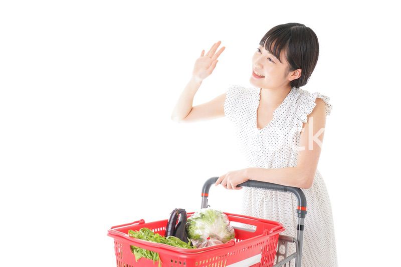 スーパー買い物をする若い女性