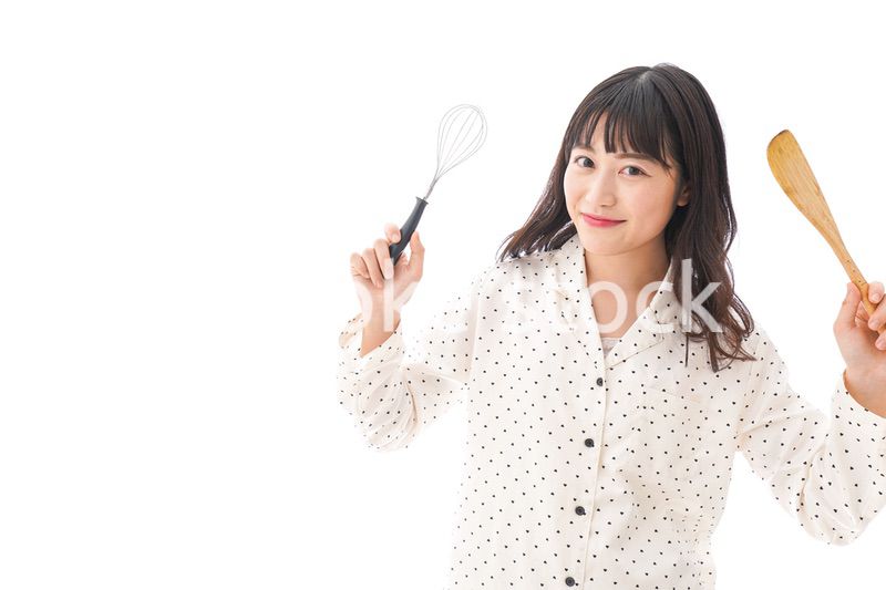 エプロンを着てごはんを作る若い女性