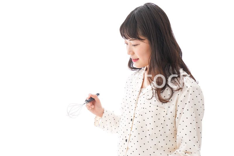 朝食を作る若い女性