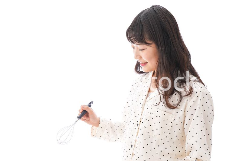 朝食を作る若い女性