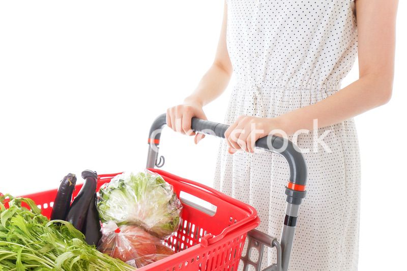 スーパー買い物をする若い女性