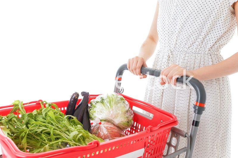 スーパー買い物をする若い女性