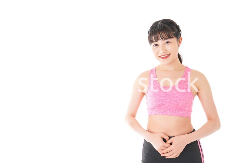 ダイエットをする若い女性