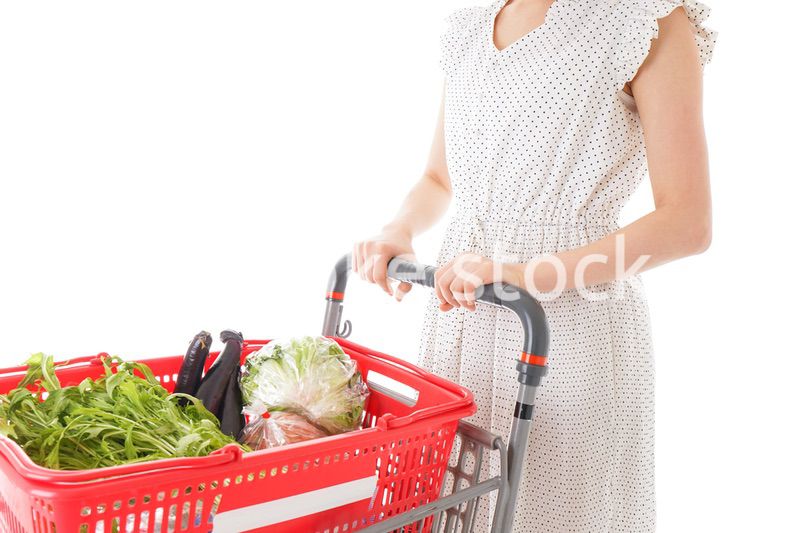 スーパーで買い物をする若い女性