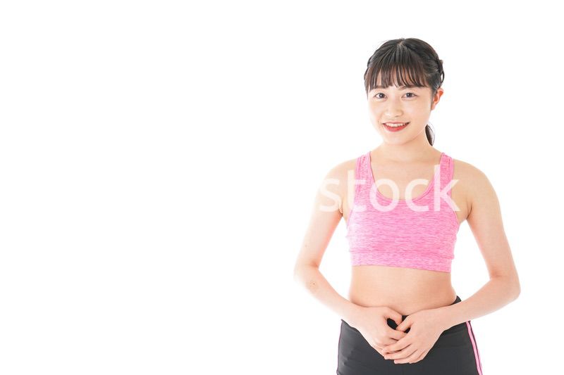 ダイエットをする若い女性
