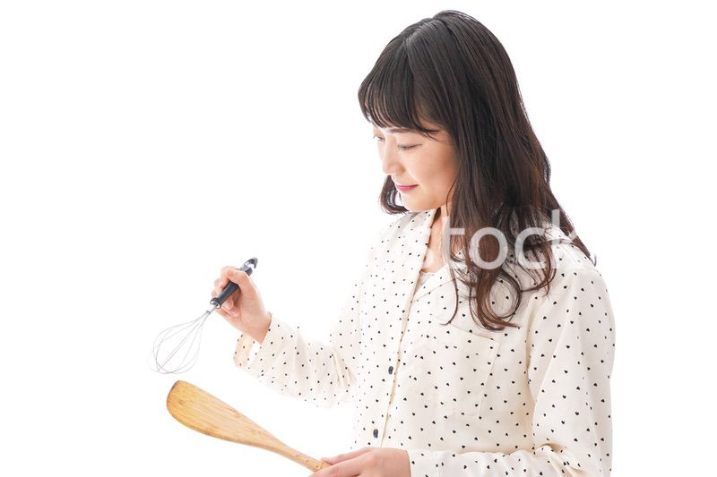 朝食を作る若い女性